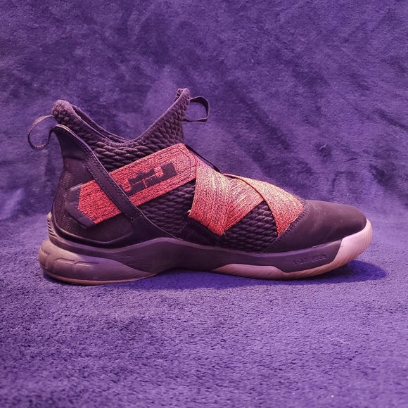 Nike LeBron Soldier 12 black base with red strap - Picture 4 of 10